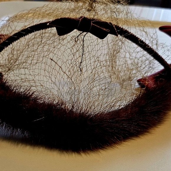 Vintage 40s 50s Fascinator Hat Brown Velvet and Red Satin with Tulle and Fur - Picture 5 of 8